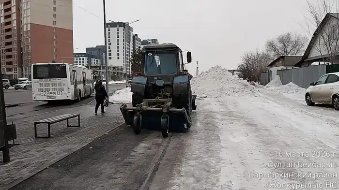 Астана: тысячи дорожных рабочих и техника продолжают уборку снега в условиях зимней непогоды