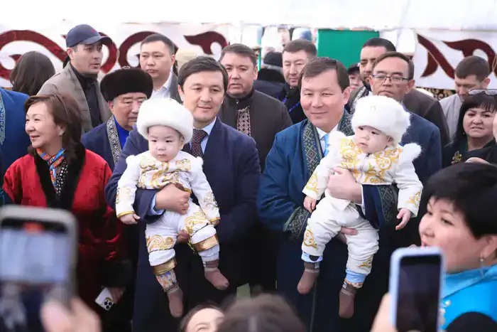 На праздновании Наурыза аким области стал свидетелем обряда «Тусаукесер» у близнецов (3)