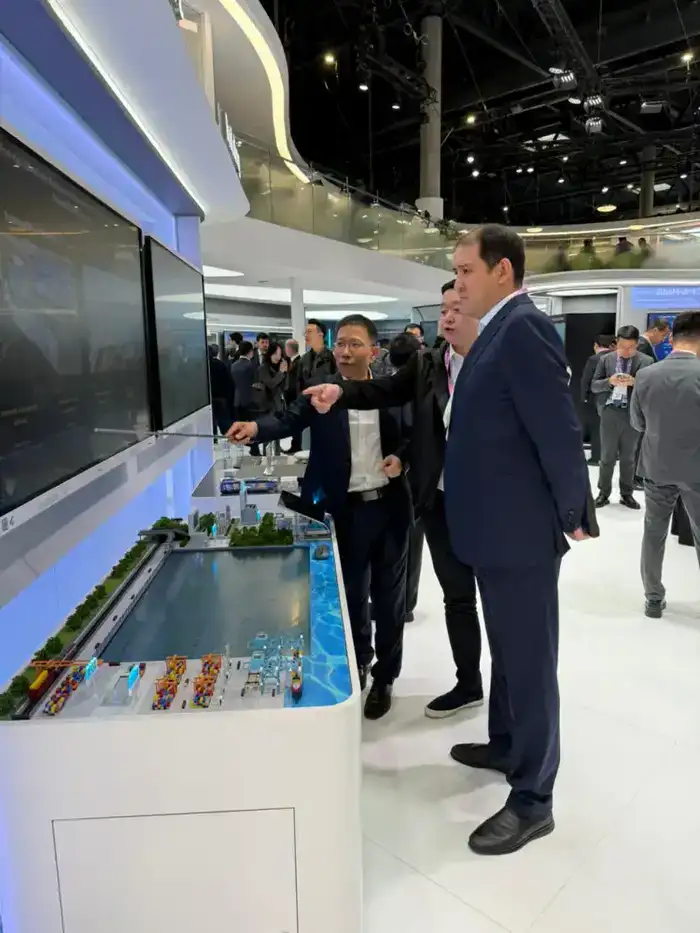 Вице-министр транспорта РК принял участие в MWC Barcelona 2026 (2)