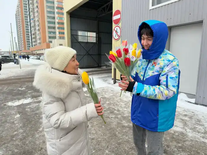 «Көктем шуағы»: в Астане волонтеры раздали женщинам цветы (5)
