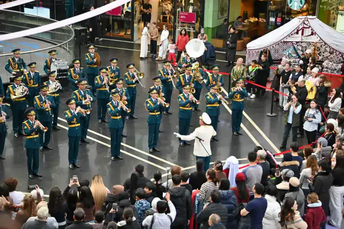 В Астане музыканты Центрального военного оркестра поздравили казахстанцев с праздником Наурыз (6)