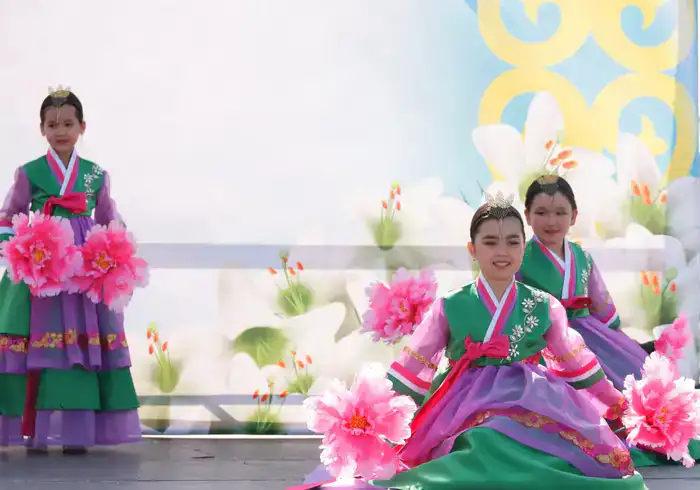 Праздник единства: разные народы, одна сцена!