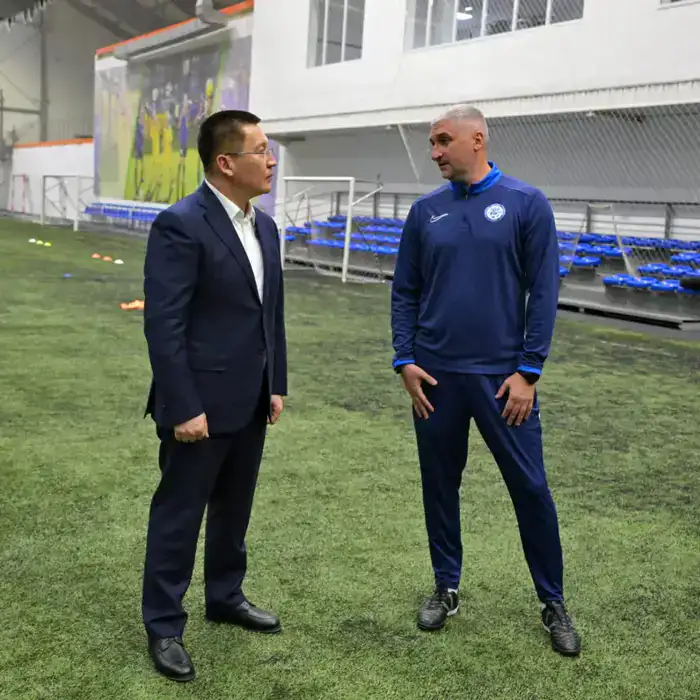 Аким области Асаин Байханов встретился с игроками и тренерским штабом ФК «Иртыш», поздравив команду с началом нового сезона в Премьер-лиге Казахстана (6)