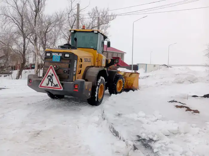 Тысячи дорожных рабочих вышли на снегоуборочные работы в Астане (3)