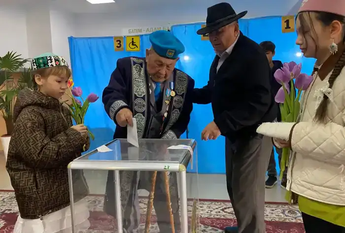 102-летний ветеран Солтанбай Жарыкбасов активно участвует в республиканском референдуме и вдохновляет молодежь