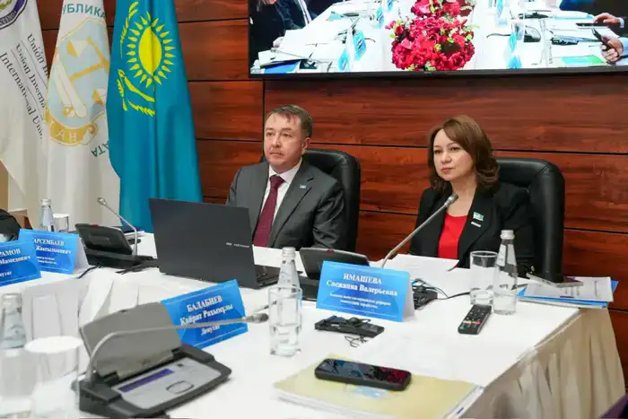 Министр юстиции Республики Казахстан Ерлан Сарсембаев принял участие в выездном заседании на тему «Обеспечение законности нотариальных действий и цифровизация нотариальной деятельности» (6)