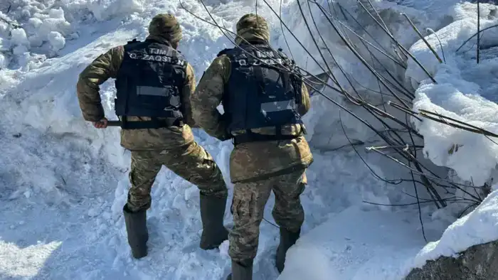 Военнослужащие 2-го спасательного батальона проводят очистку каналов в Алтайском районе в целях предотвращения паводков и защиты населения.