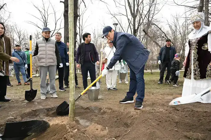 Аким Алматы и горожане участвуют в субботнике в честь Тазару күні