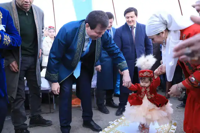 На праздновании Наурыза аким области стал свидетелем обряда «Тусаукесер» у близнецов (9)