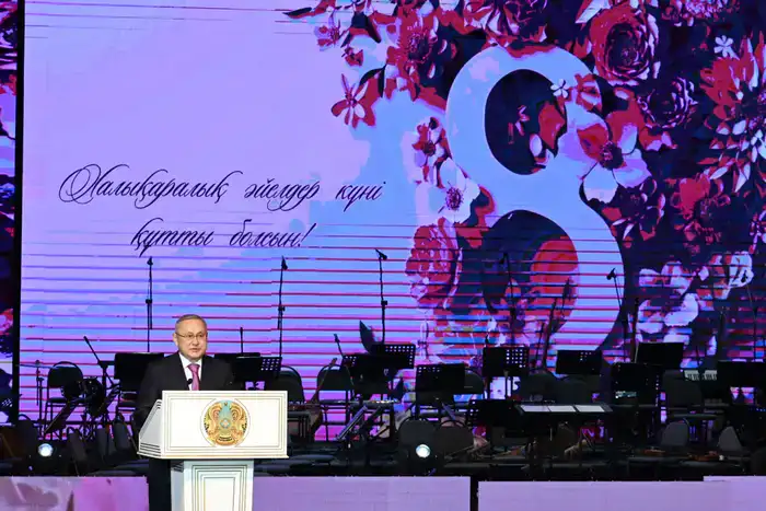 Бейбит Исабаев поздравил жительниц Жетісу с 8 Марта и вручил государственные награды