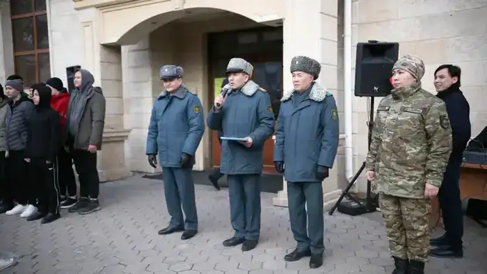 В Астане торжественно проводили первых новобранцев весеннего призыва на службу в армию (2)