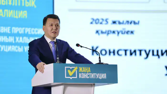 Государственный советник Ерлан Карин и члены Общенациональной коалиции 'За Народную Конституцию Справедливого и Прогрессивного Казахстана!' встретились с общественностью области Абай