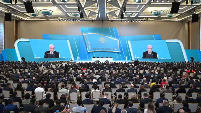 Токаев: "Я категорически против реформ ради реформ" - Президент Казахстана Касым-Жомарт Токаев выступил на форуме депутатов маслихатов в Астане, подчеркивая важность целесообразности реформ в современных условиях.