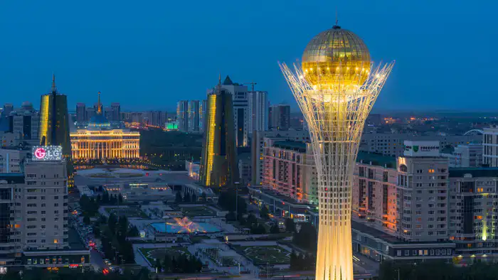 Профессор Мишель А. де Кемметер, бельгийский эксперт аналитического центра Club of Brussels, прокомментировал конституционные реформы в Казахстане, отметив, что страна может сыграть по-новому в свете изменений. Он подчеркнул важность этих реформ для дальн