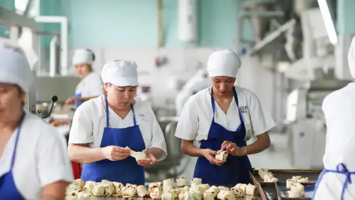 Хлеб и Конституция: работники 'Аксай' замешивают тесто для перемен на референдуме