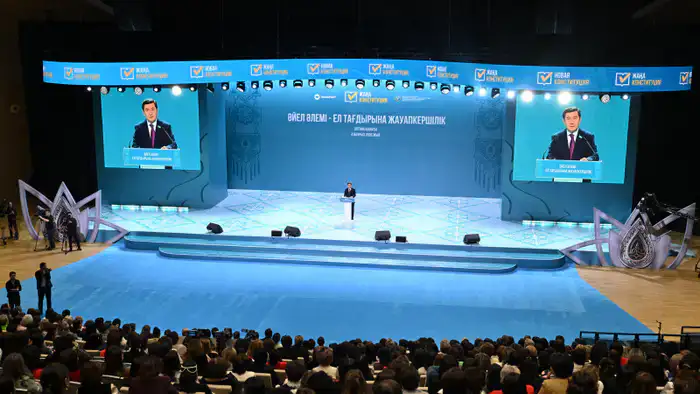 В столичном конгресс-центре EXPO прошла встреча с женщинами-лидерами под девизом 'Әйел әлемі – ел тағдырына жауапкершілік'. Мероприятие собрало активных женщин, обсуждающих важность их роли в формировании будущего страны и ответственности за судьбу нации.