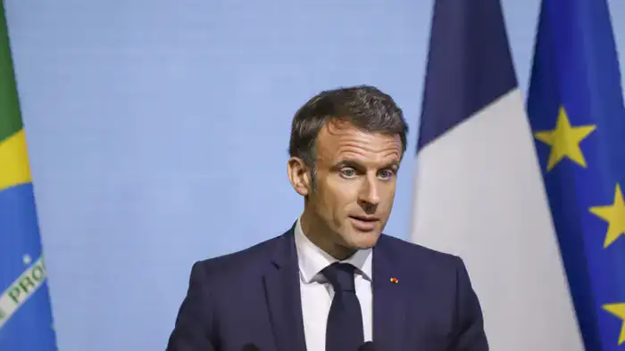 Макрон подтвердил высвобождение стратегических запасов нефти Франции на фоне войны на Ближнем Востоке