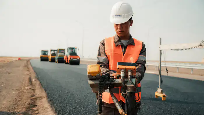 Поддержка новой Конституции в 'Ақ жол құрылыс': Влияние на трудовые отношения и будущее компании в Мангистау