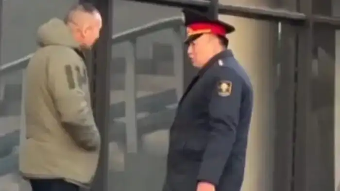 Министр внутренних дел Кыргызстана оштрафован за курение в общественном месте: пример для граждан или нарушение закона?