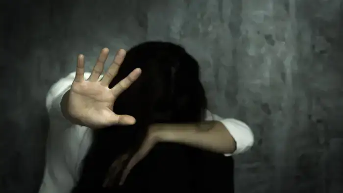 18-летняя казахстанка стала жертвой насилия, пытаясь найти работу через социальные сети: обещанная работа обернулась ловушкой и принуждением.