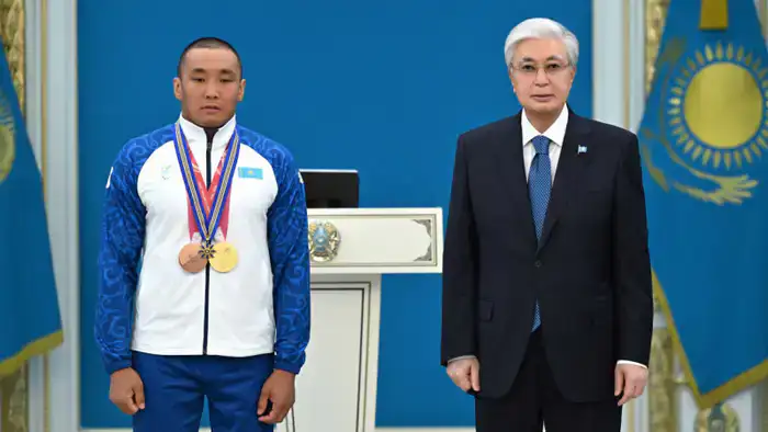 Зимний герой на пьедестале: Токаев наградил Ербола Хамитова за триумф на Паралимпийских играх