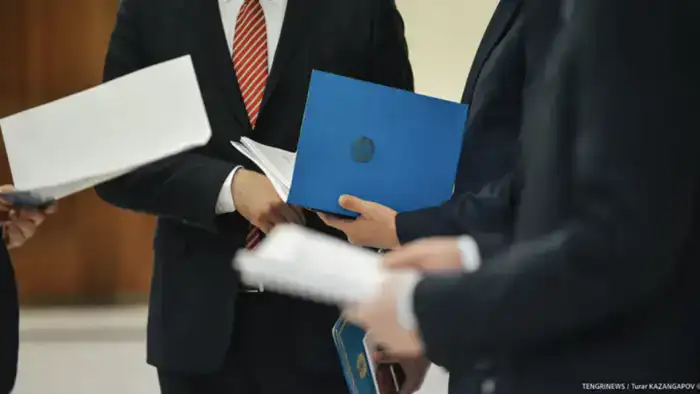 В Казахстане депутаты Мажилиса обсуждают новый закон о государственной службе и повышение зарплат госслужащим