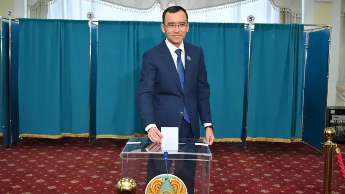 Голосование Маулена Ашимбаева на референдуме: ключевой шаг к принятию новой Конституции и его возможные последствия для страны