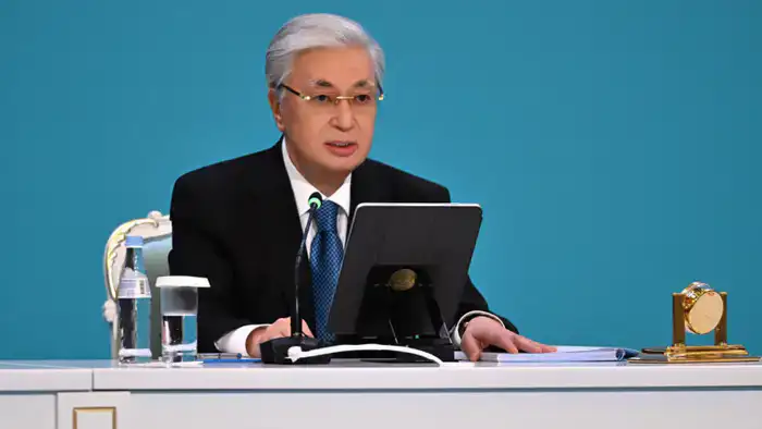 Президент Казахстана Касым-Жомарт Токаев выступил на ІІІ республиканском форуме депутатов маслихатов всех уровней, где призвал отказаться от шапкозакидательских настроений и не довольствоваться достигнутыми результатами. Он акцентировал внимание на необхо