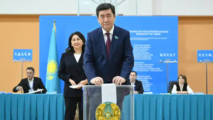 Ерлан Кошанов участвует в референдуме по новой Конституции Казахстана