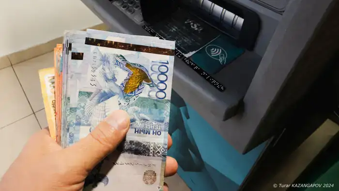 Старые 10 000 тенге: Нацбанк продлил сроки обращения до июня 2027