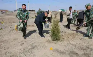 Экологическая инициатива в Уйгурском районе: высажено 30 деревьев для формирования ответственного отношения к природе