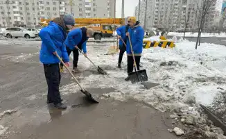 Тепло заботы: волонтеры в Астане угощают работников коммунальных служб чаем и баурсаками