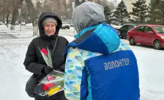 В Астане волонтеры раздали 1 000 тюльпанов женщинам в честь Международного женского дня