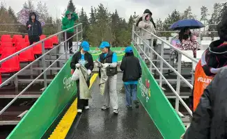 Уборка на площади Астана: волонтеры Алматы подчеркивают важность экологической ответственности после концерта