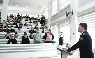 Лекция о цифровых угрозах в университете Туран-Астана