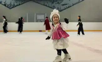 Массовое катание на льду в национальных костюмах в Алматы