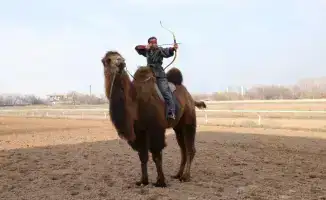 Динара Сайдалина устанавливает мировой рекорд: 4 мишени за 10 секунд с верблюда на ипподроме Алматы