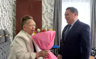 Аким Акмолинской области отметил вклад заслуженного учителя в образование и воспитание будущих поколений к международному женскому дню