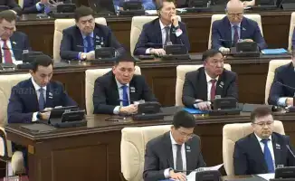 Обсуждение законопроектов по защите прав несовершеннолетних детей в Казахстане на пленарном заседании Мажилиса