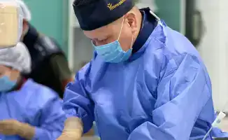 95-летняя пациентка успешно перенесла уникальную операцию на сердце без разрезов