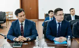 Серик Шапкенов поздравил ветерана Атырау