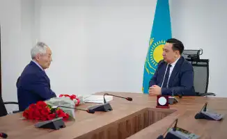 Вице-министр науки вручил Ундасыну Ашимову награду за вклад в науку