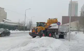 В Астане коммунальные службы круглосуточно убирают снег, вывезено более 63 тысяч кубометров за ночь