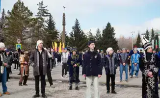 Более 2000 мужчин исполнили қара жорға в Кокшетау на празднике Наурыз мейрамы