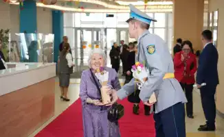 Алматы отметил педагогических ветеранов праздничным концертом