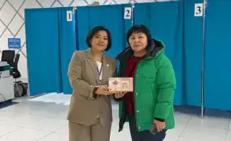 В Астане на референдуме первыми голосующими вручают подарки