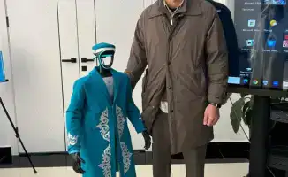 На референдуме в Алматинской области избиратели удивлены роботом в национальном костюме