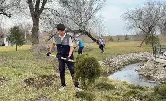 Казахстанская молодежь активно участвует в экологической акции «Мөлдір бұлақ» по очистке водоемов