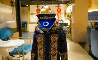 Робот-официант в чапане на празднике Наурыз в Астане