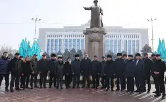 Торжественная церемония в Таразе: жители почтили память Жамбыла Жабаева